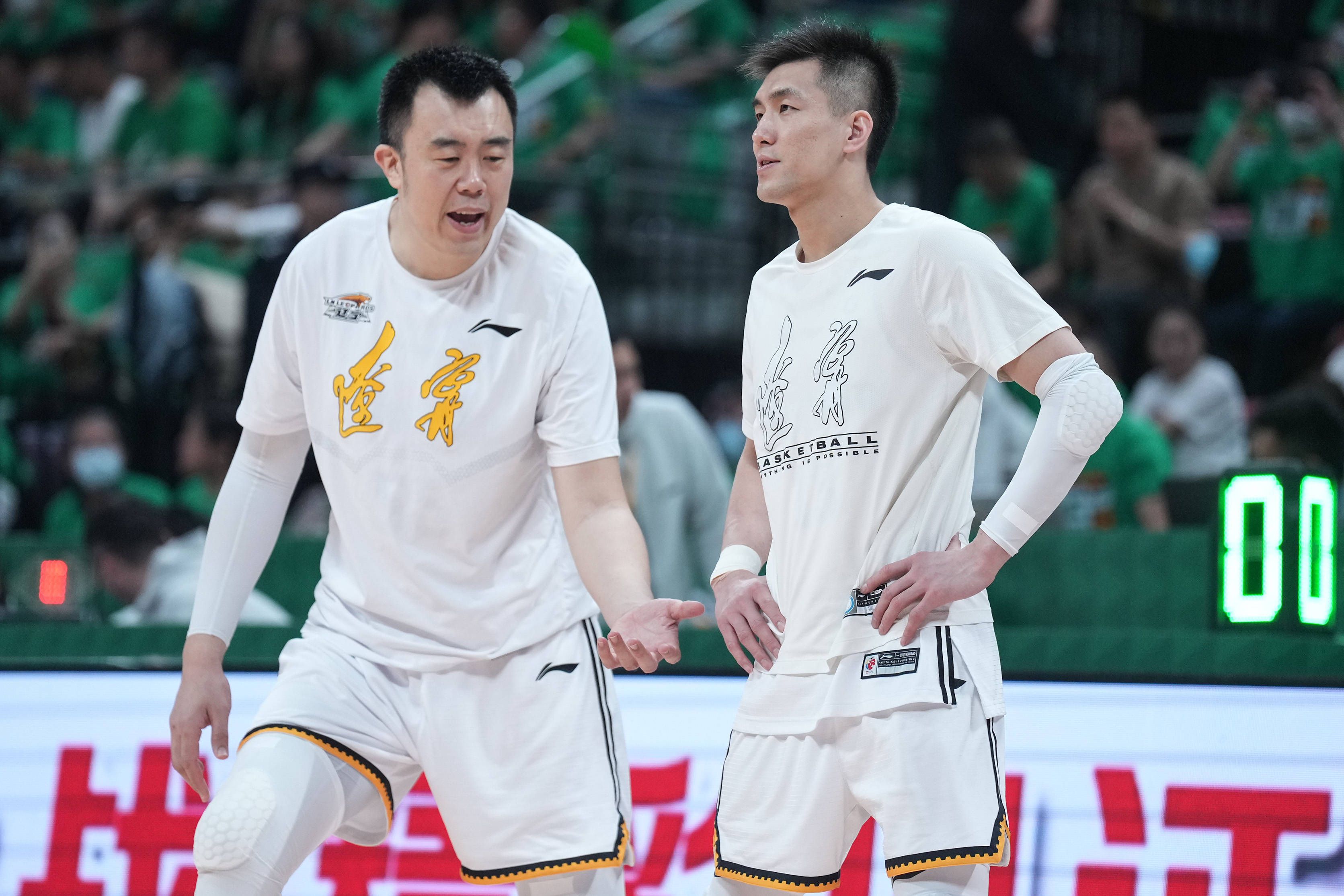 比赛上来，广厦就迅速进入状态，孙铭徽联手胡金秋接连内线取分帮助广厦迅速建立主动权，大卫-詹姆斯和王旭接连外线发炮止血，首节广厦领先6分，次节双方展开拉锯战，时德帅里突外投帮助天津止血，但孙铭徽有攻有传还是能给出回应并拉开双位数领先，沃顿、赵岩昊和朱俊龙接连3记三分助广厦半场收官领先12分。